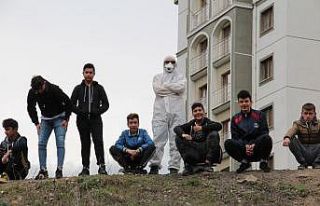 Korona virüsten korunmak için maçı özel tulum...