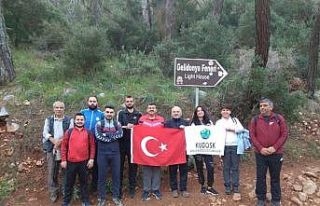 Koronadan korunmak için doğa yürüyüşü yapıyorlar
