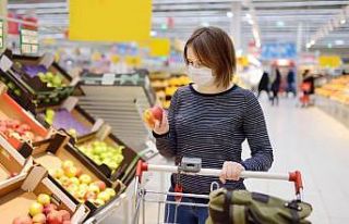 Koronavirüs nedeniyle marketlere getirilen müşteri...