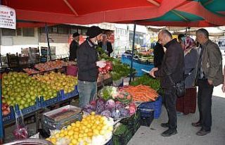 Koronavirüsü gölgesinde pazar alışverişi yaptılar