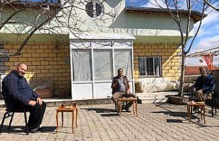 Köylüler çaylarını 1 metre mesafe aralıklarla...