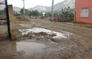 Kozan’da yağışlar sele neden oldu, vatandaş...