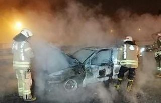 Küle dönen otomobilini çaresiz gözlerle izledi