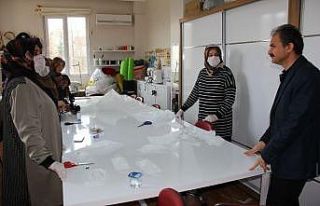 Kursiyer kadınlar maske üretimine başladı