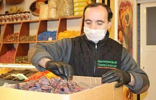 Kuru yemişçi, korona virüs tedbirleri kapsamında...