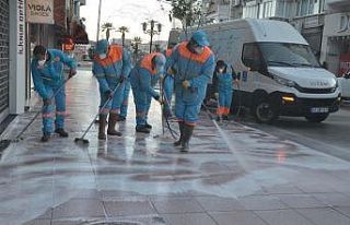 Kuşadası Belediyesi cadde ve sokakları da dezenfekte...