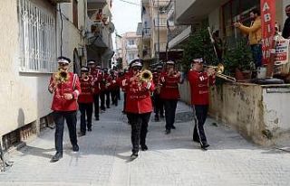 Kuşadası Belediyesi’nden evlerinde kalanlara bandolu...