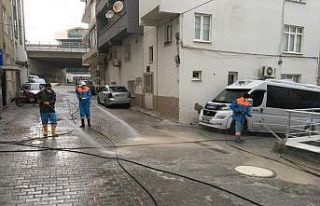 Kuşadası sokaklar her gün dezenfekte ediliyor