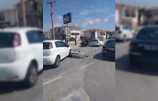 Kuşadası’nda 3 otomobilin çarpıştığı kaza...