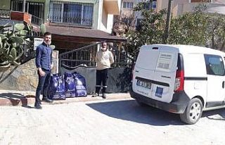 Kuşadası’nda sokak hayvanları için mama dağıtmaya...