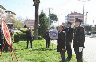 Kuyucak’ta şehitler için çelenk sunuldu