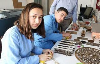 Lise öğrencileri eğitim materyallerinin seri üretimine...