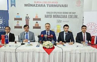 Liseliler münakaşa değil münazara ediyor