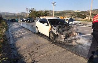 Lüks otomobil seyir halindeyken alev aldı