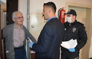 Maaşlarını emniyet mensupları teslim etti