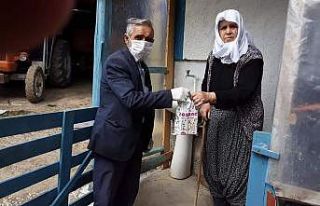 Mahalle muhtarı yaşlıların tüm ihtiyaçlarını...