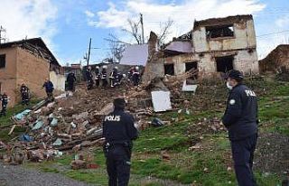 Malatya’da 2 katlı ev çöktü