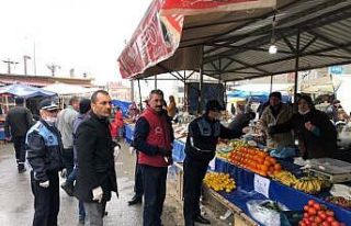 Malkara’da zabıta ekibi maske ve eldiven dağıttı