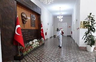 Manisa Valiliği ve Cumhuriyet Meydanı dezenfekte...