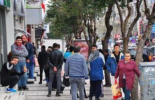Manisa’da korona virüse rağmen sokaklar doldu