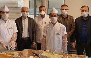 Mardin’de sağlık çalışanlarına tatlı ikramı