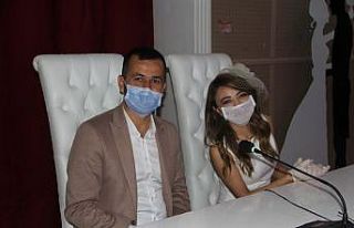 Maske ve eldivenle dünyaevine giren çifti telekonferansla...