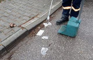 Maske ve eldivenleri sokağa değil çöpe atalım