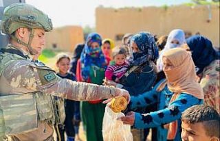 Mehmetçik ekmeğini Suriyelilerle paylaşıyor