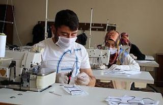 Memurlar maske üretiyor