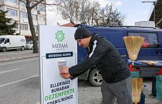 Meram’da Pazar yerlerinde eldiven ve maske dağıtıldı