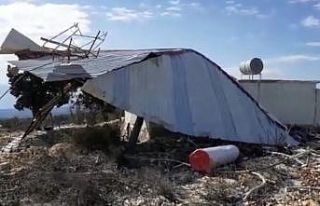 Mersin’de fırtına cami çatısını uçurdu