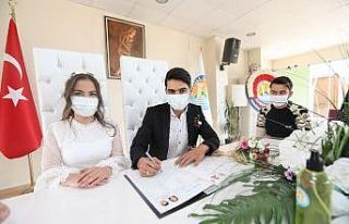 Mersin’de maskeli nikah
