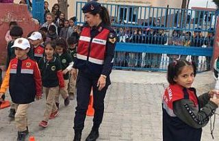 Mersin’de öğrenci servisleri velilerle birlikte...