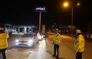 Mersin’de polis, Kovid-19 riskine karşı sürücülerin...