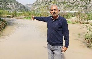 Mersin’de sel suları mahalle yolunu kapattı