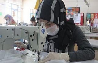 Meslek liseleri fabrika gibi maske üretiyor
