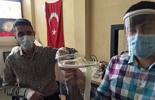 Meslektaşlarını koronavirüsten korumak için siperlik...