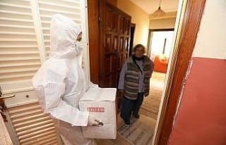 Mezitli’de evden çıkamayan vatandaşlara erzak...