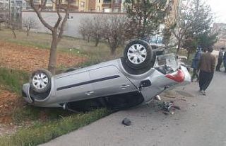 Minibüs ile otomobil çarpıştı: 2 yaralı