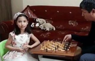 Minik öğrencilerden evde kal uyarısı