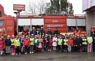 Minik öğrencilerden itfaiye ziyareti