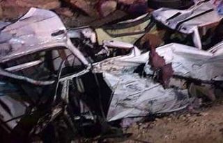 Mısır’da nakliye aracı yolda kalan araçlara...