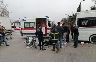 Motosiklet minibüse çarptı: 2 yaralı