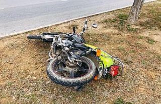 Motosiklet otomobile çarptı: 1 ölü, 2 yaralı