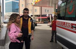 Motosikletten düşen genç kız ayağını incitti