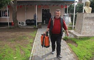 Muhtar mahallesini dezenfekte ediyor