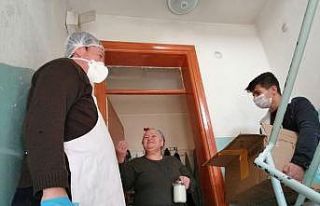 Muhtardan evden çıkamayan 65 yaş üstü vatandaşa...