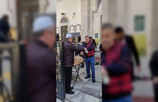 Muradiye Camii cemaatine kolonya ikramı