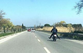 Müzik dinleyen motosikletçiden trafikte tehlikeli...