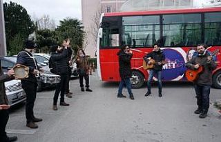 Müzik grubu sokaklarda ve mahallerde müzik çalıp...